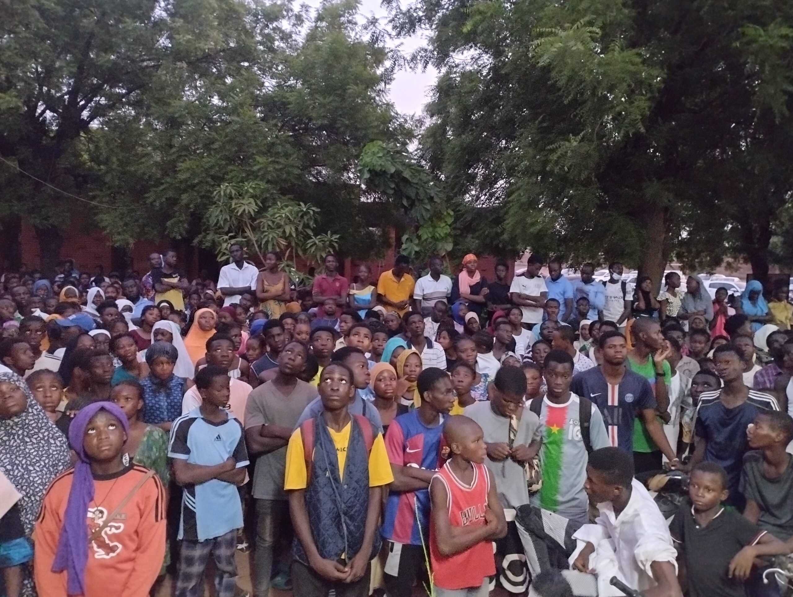 Une vue de la foule pendans la proclamation des résultats