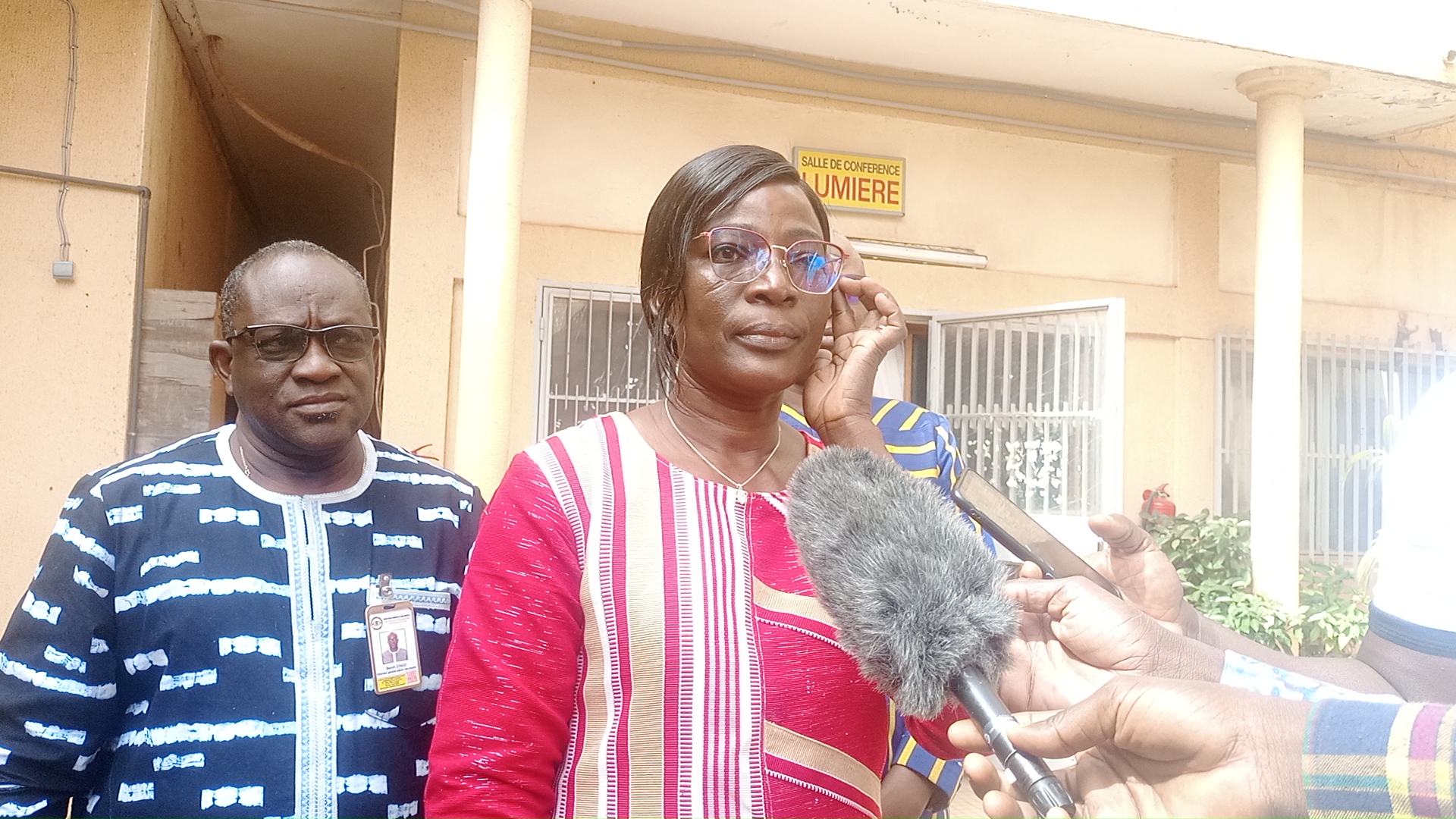 la directrice général de la DGI, Talato Eliane Djiguemdé / Ouédraogo, micros