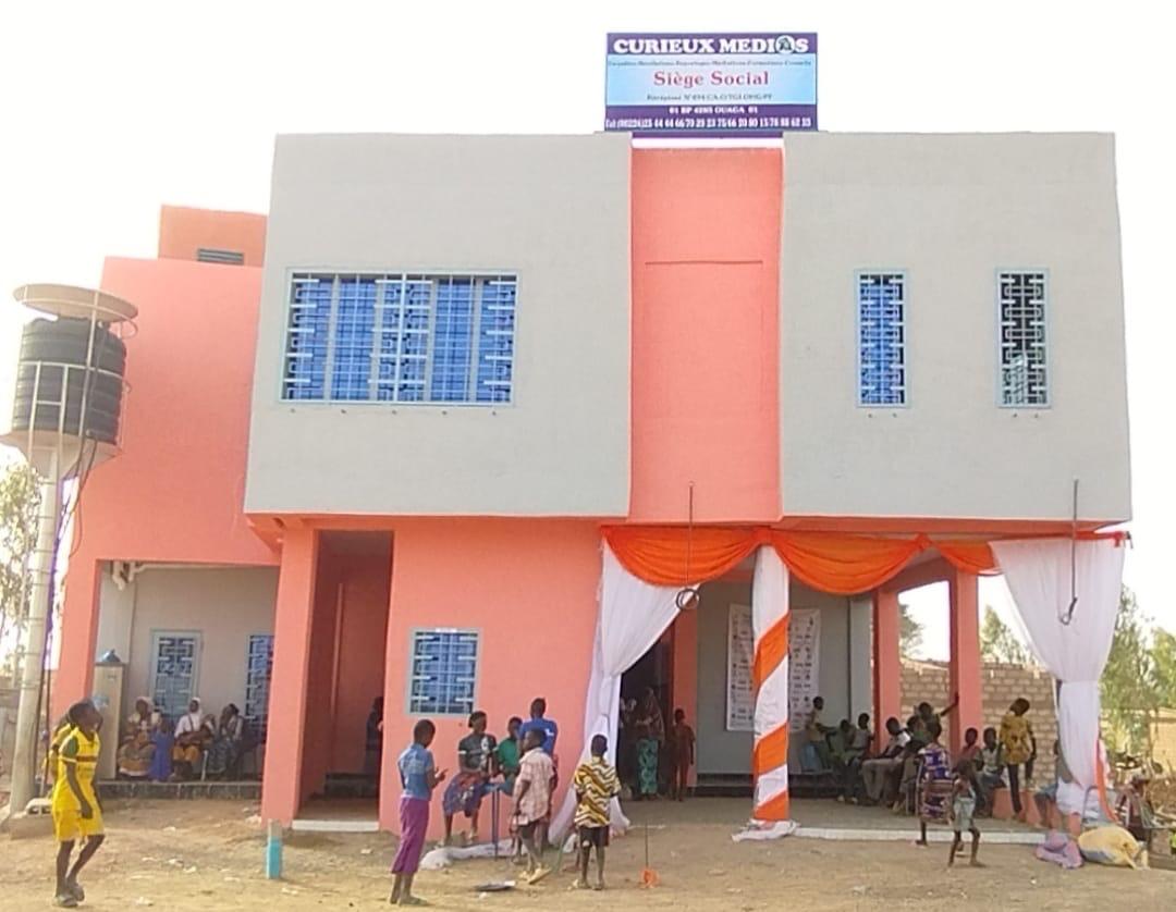 Médias : « Le Curieux d’Afrique » inaugure son nouveau siège à Sabtenga