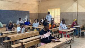 Des candidats se préparant pour accueillir la première épreuve écrite 