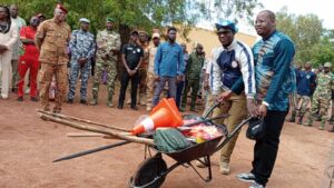 la remise symbolique du matériel 