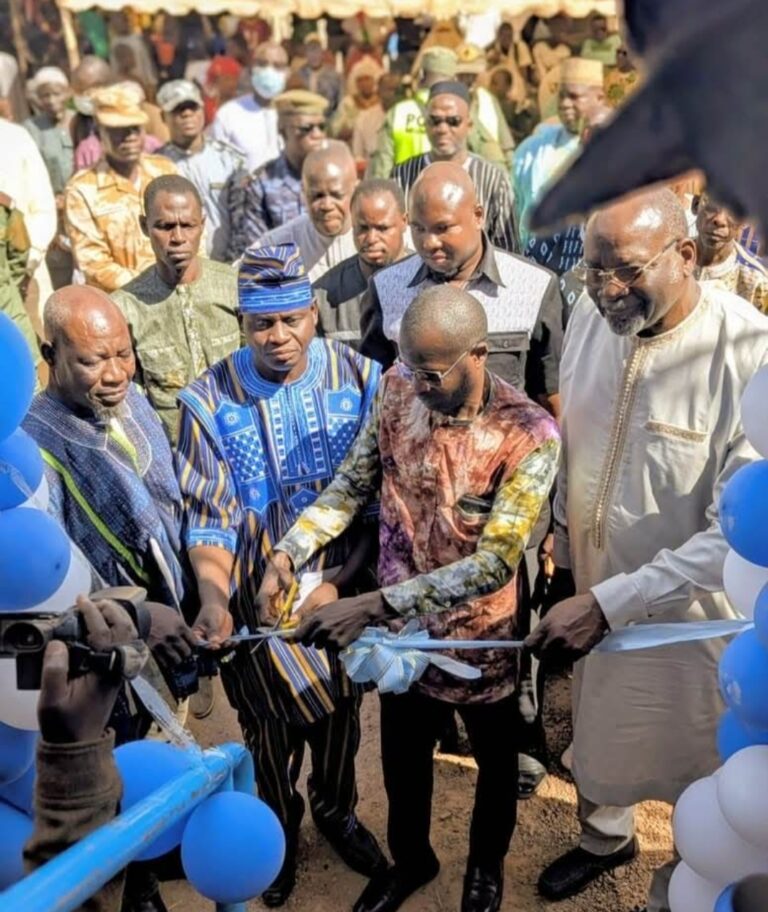 Coupure du ruban par Karim Tassembebo, représentant du gouverneur de la région de Yaadga