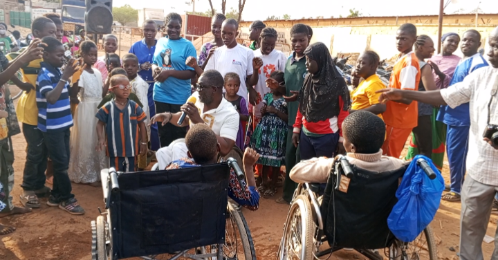 Les enfants handicapés dansant avec Ali Ponré 1er